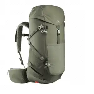 a Rugzak Decathlon 30 L with straps and a shoulder strap.